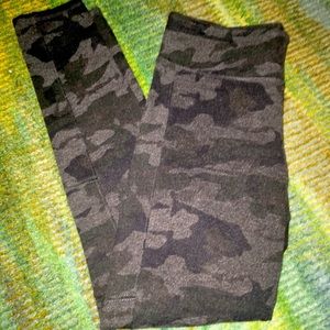 Mudd Camo workout leggings size M